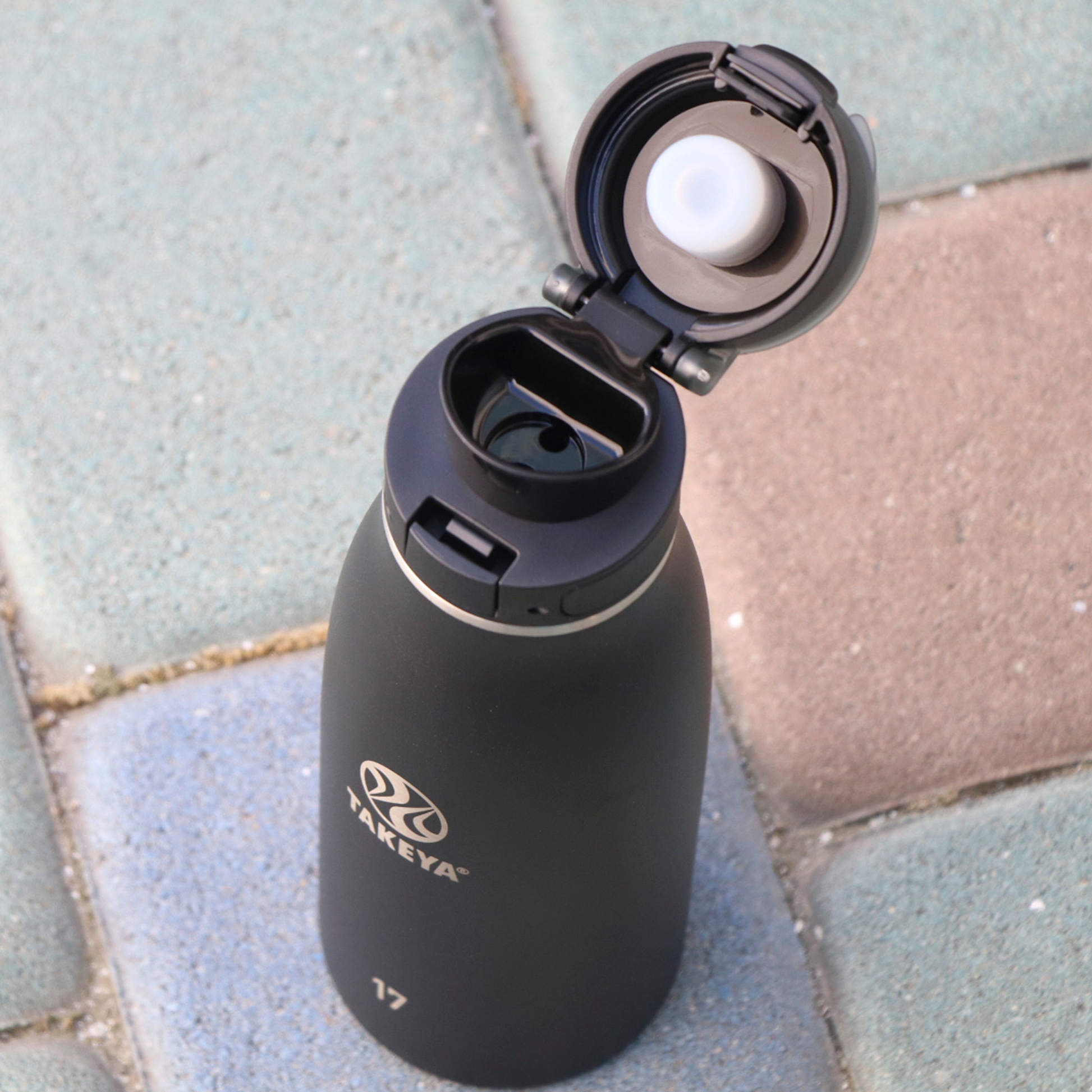 traveler-fliplocktm-lid-q1 96076-R-TravelerLid-Lifestyle-Onyx.png
